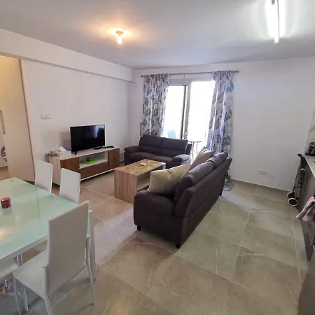 Larnaca New Marina Flat With Communal Pool דירה לרנקה